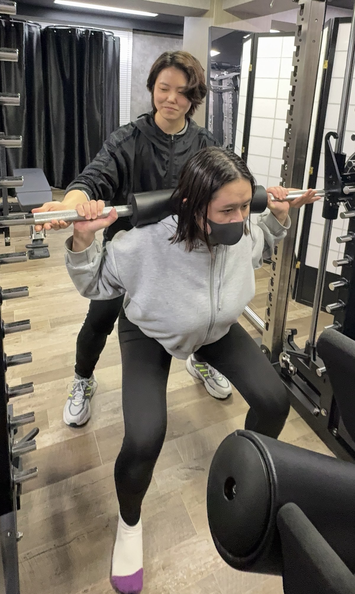BeeLUXe でトレーニングする女性とトレーナー